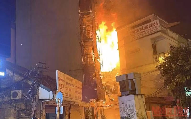 Ngôi nhà xảy ra cháy lớn trong đêm.