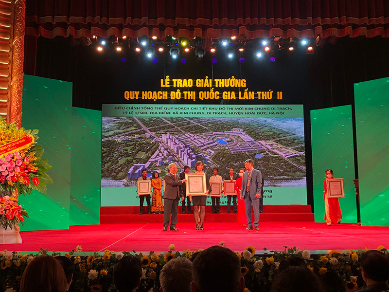 Bà Nguyễn Lan Hương đại diện cho dự án Khu đô thị Kim Chung - Di Trạch (Hinode Royal Park) nhận giải thưởng từ ban tổ chức.