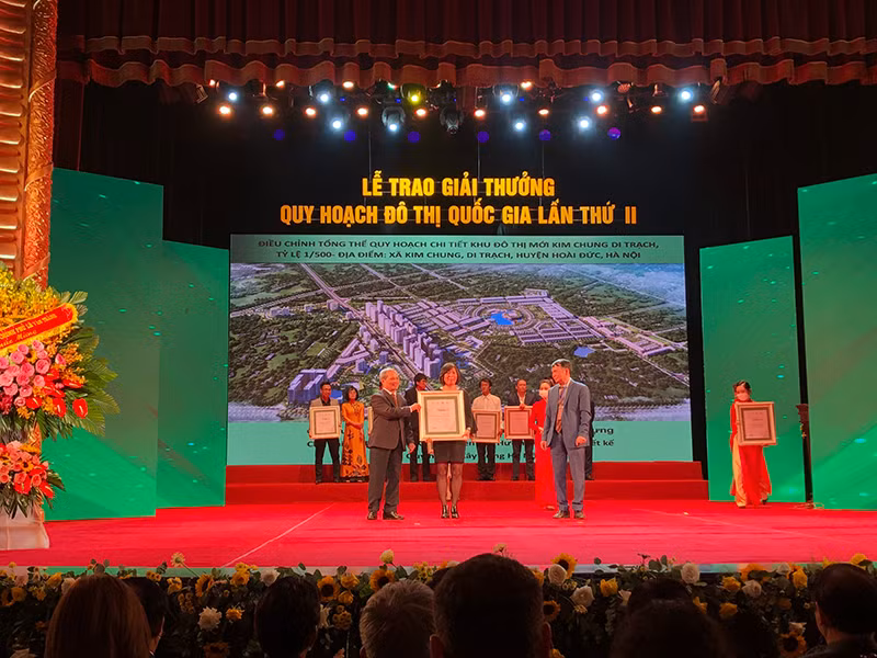 Bà Nguyễn Lan Hương đại diện cho dự án Khu đô thị Kim Chung - Di Trạch (Hinode Royal Park) nhận giải thưởng từ ban tổ chức.