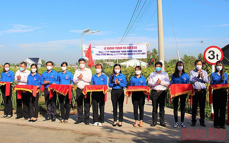 Bí thư Trung ương Đoàn, Chủ tịch Hội đồng Đội Trung ương Nguyễn Phạm Duy Trang (thứ sáu từ phải qua trong ảnh) cắt băng khánh thành công trình “Đoạn đường kiểu mẫu” tại thị trấn Tầm Vu (tỉnh Long An). Sôi nổi sức trẻ cả nước trong Ngày cao điểm xây dựng nông thôn mới -0
