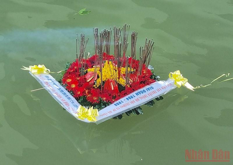 Vòng hoa tưởng niệm các liệt sĩ Gạc Ma được thả xuống sông Hàn. Đà Nẵng: Dâng hương tưởng niệm 64 liệt sĩ hy sinh trong sự kiện Gạc Ma -0