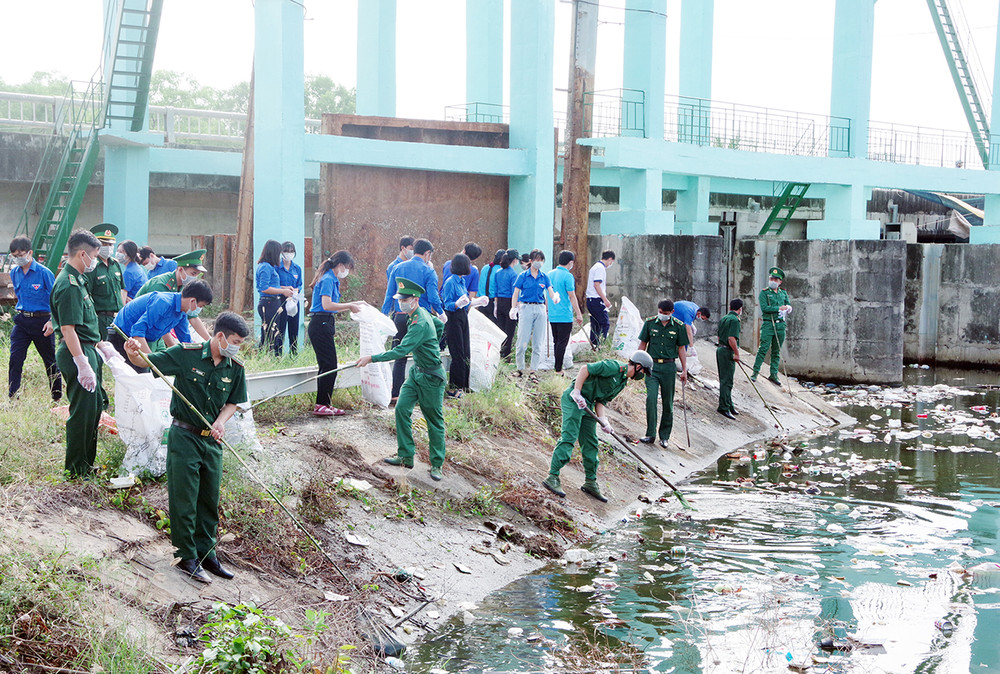Đoàn viên thanh niên các đơn vị ra quân thu gom rác thải. Tặng cờ tổ quốc và ảnh Bác Hồ cho ngư dân khu vực biên giới biển -0