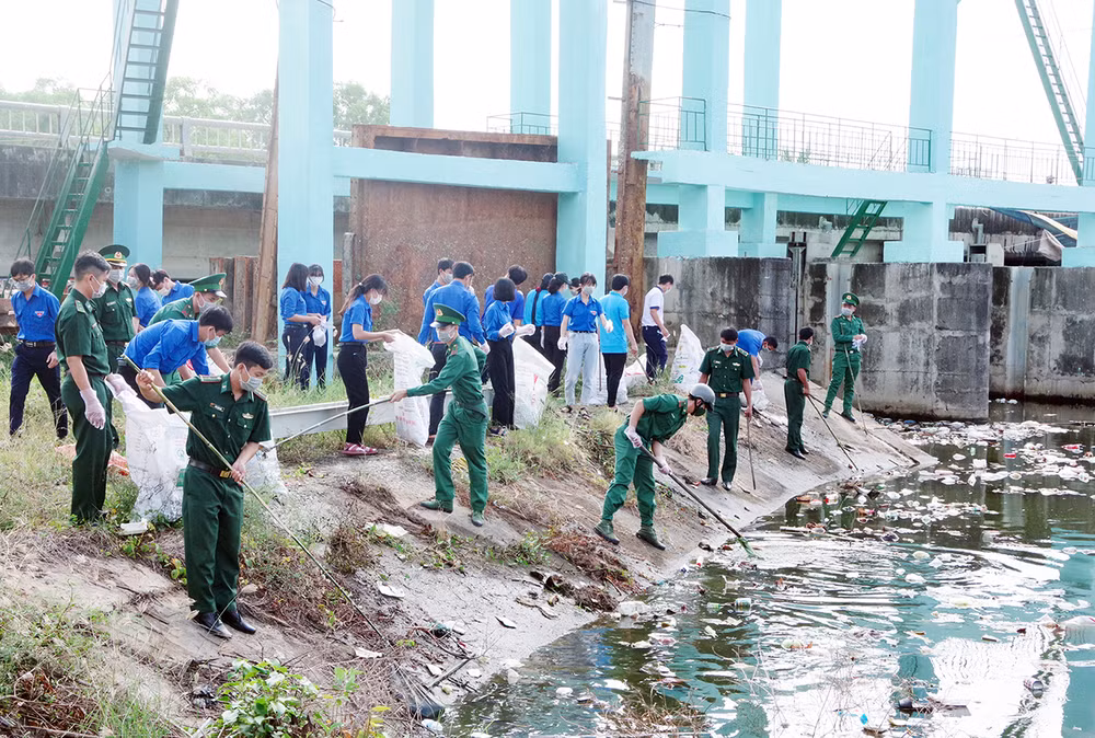 Tặng cờ tổ quốc và ảnh Bác Hồ cho ngư dân khu vực biên giới biển -0