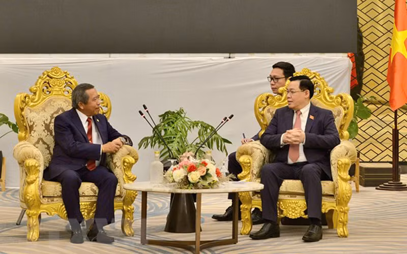 Chủ tịch Quốc hội Vương Đình Huệ tiếp Bộ trưởng Công nghệ và Truyền thông, Chủ tịch Hội hữu nghị Lào-Việt Nam Boviengkham Vongdara. (Ảnh: TTXVN)