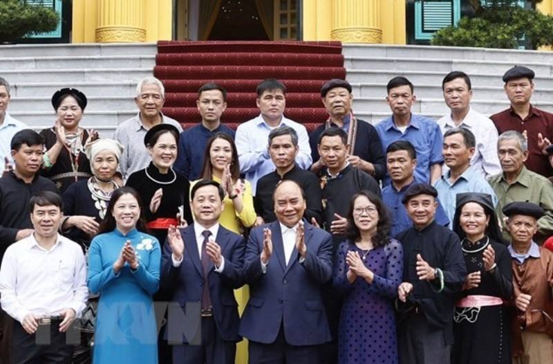 Chủ tịch nước Nguyễn Xuân Phúc chụp ảnh cùng Đoàn đại biểu người có uy tín trong đồng bào dân tộc thiểu số tỉnh Tuyên Quang. (Ảnh: Thống Nhất/TTXVN) Chủ tịch nước gặp mặt Đoàn đại biểu người có uy tín trong đồng bào dân tộc thiểu số tỉnh Tuyên Quang -0