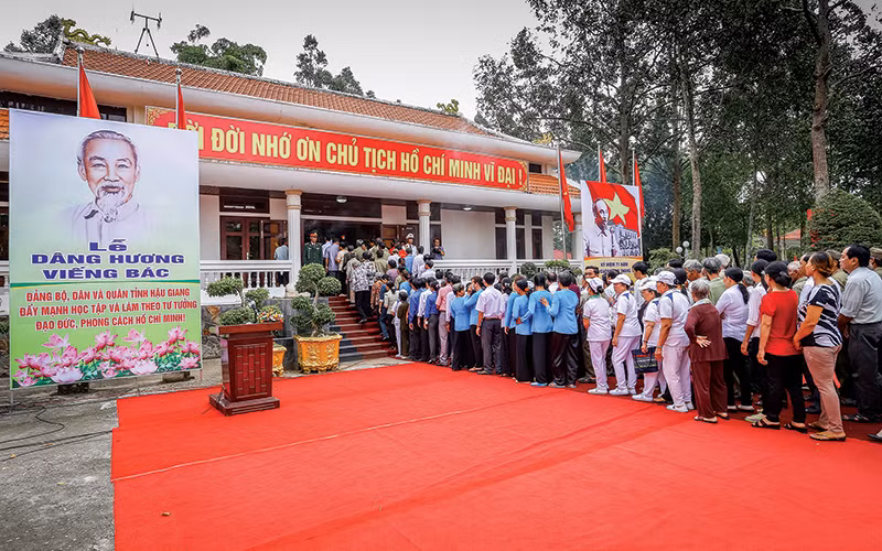 Đông đảo nhân dân đến dâng hương viếng Chủ tịch Hồ Chí Minh tại đền thờ Người tại xã Lương Tâm, huyện Long Mỹ (Hậu Giang).