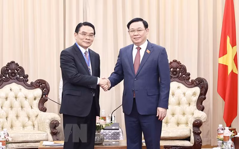 Chủ tịch Quốc hội Vương Đình Huệ tiếp Bí thư, Tỉnh trưởng Champasak Vilayvong Bouddakham. (Ảnh: Doãn Tấn/TTXVN)
