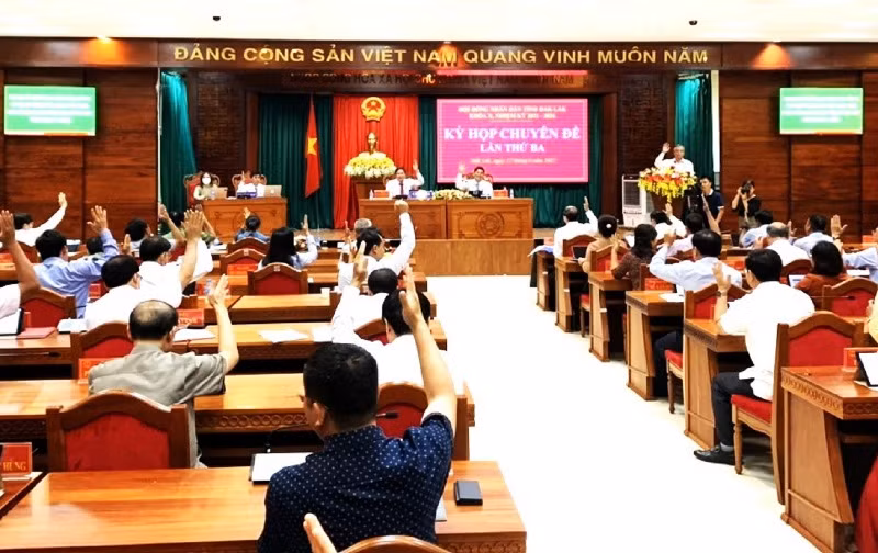Các đại biểu Hội đồng nhân dân tỉnh Đắk Lắk biểu quyết thông qua các Nghị quyết của kỳ họp.