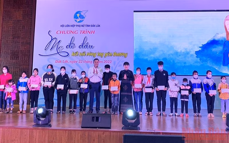 Các đồng chí lãnh đạo tỉnh Đắk Lắk tặng quà cho các trẻ em mồ côi trên địa bàn tỉnh tham gia chương trình.