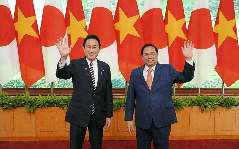 Thủ tướng Nhật Bản Kishida Fumio và Thủ tướng Chính phủ Phạm Minh Chính trước khi bắt đầu hội đàm tại Hà Nội, ngày 1/5/2022. (Ảnh: Kyodo) Truyền thông Nhật Bản: Việt Nam là “đối tác quan trọng” trong hiện thực hóa tầm nhìn của Nhật Bản -0