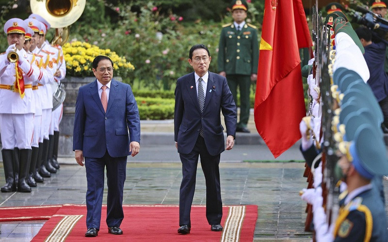 Thủ tướng Phạm Minh Chính chủ trì lễ đón Thủ tướng Nhật Bản Kishida Fumio tại Hà Nội, ngày 1/5/2022. (Ảnh: Kyodo)