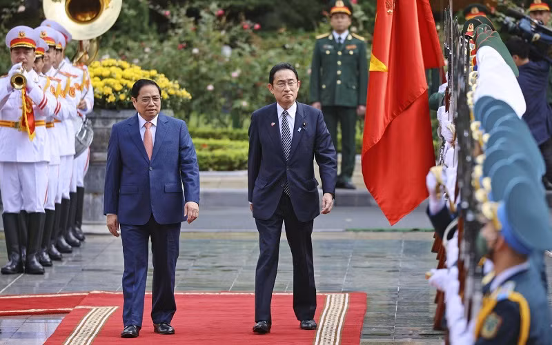 Thủ tướng Phạm Minh Chính chủ trì lễ đón Thủ tướng Nhật Bản Kishida Fumio tại Hà Nội, ngày 1/5/2022. (Ảnh: Kyodo)
