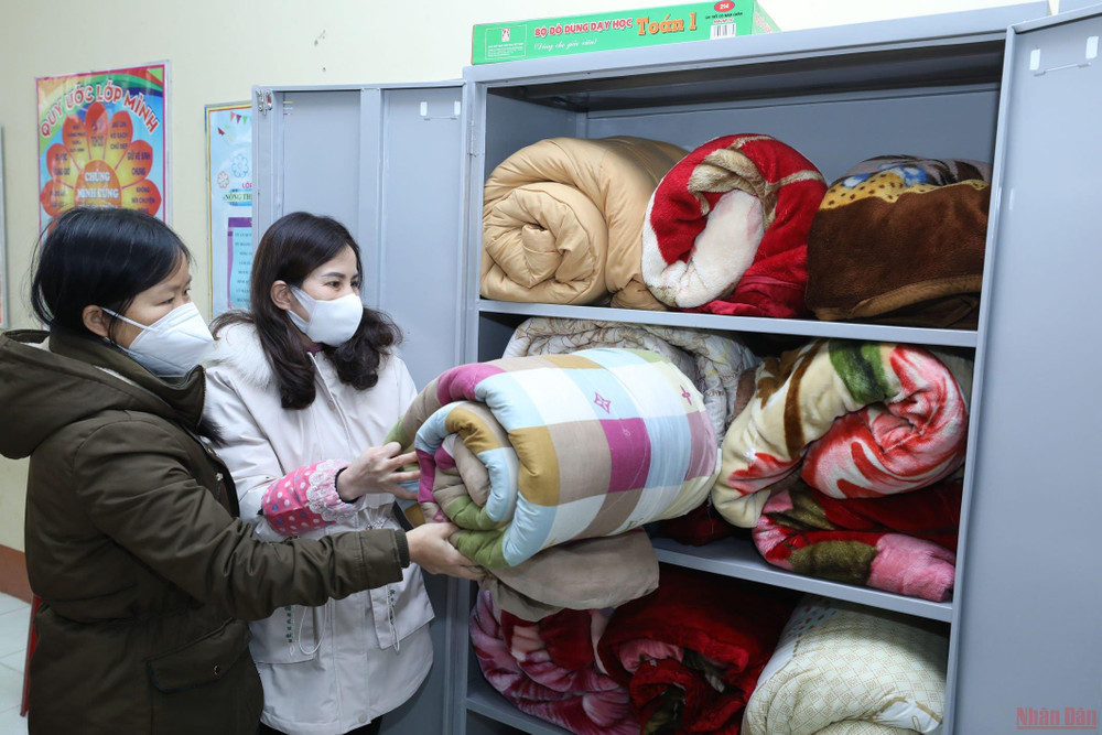Giáo viên Trường Tiểu học Quảng Lạc, thành phố Lạng Sơn, (Lạng Sơn) chuẩn bị chăn ấm cho học sinh. Lạng Sơn: Hơn 555 trường học cho học sinh nghỉ học -0