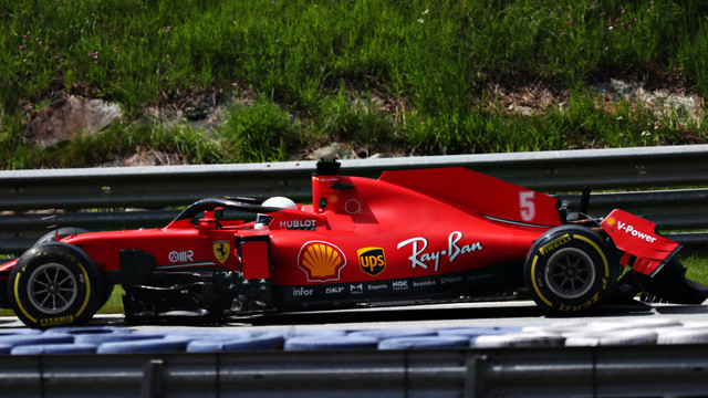 Xe của Sebastian Vettel (Ferrari) bị hỏng cánh gió sau. Lewis Hamilton giành chiến thắng đầu tiên tại mùa giải F1 2020 -0