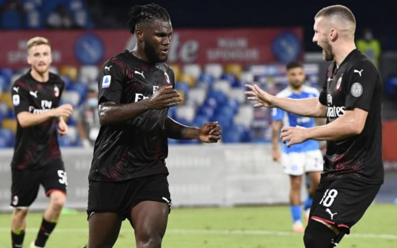 Franck Kessie (giữa) chia vui với đồng đội sau khi thực hiện thành công quả đá penalty để mang về một điểm quý giá cho AC Milan. Cầm hòa Napoli 2-2, AC Milan tiếp tục nuôi hy vọng dự Europa League -0