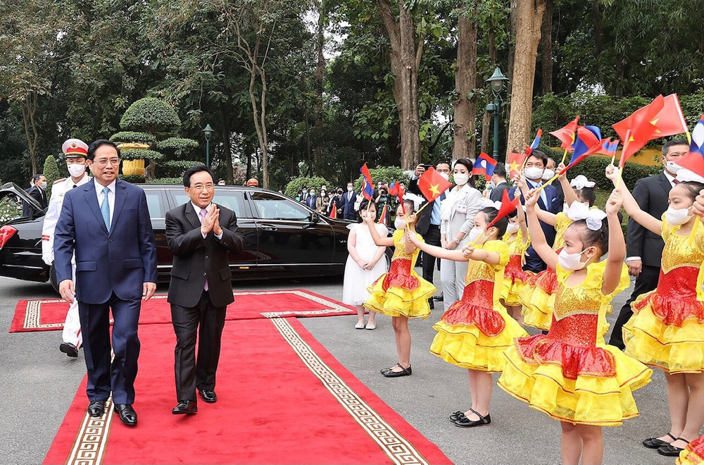 Thủ tướng Phạm Minh Chính đón Thủ tướng Lào Phankham Viphavanh. (Ảnh: Dương Giang/TTXVN) Lễ đón Thủ tướng Lào Phankham Viphavanh thăm chính thức Việt Nam -0