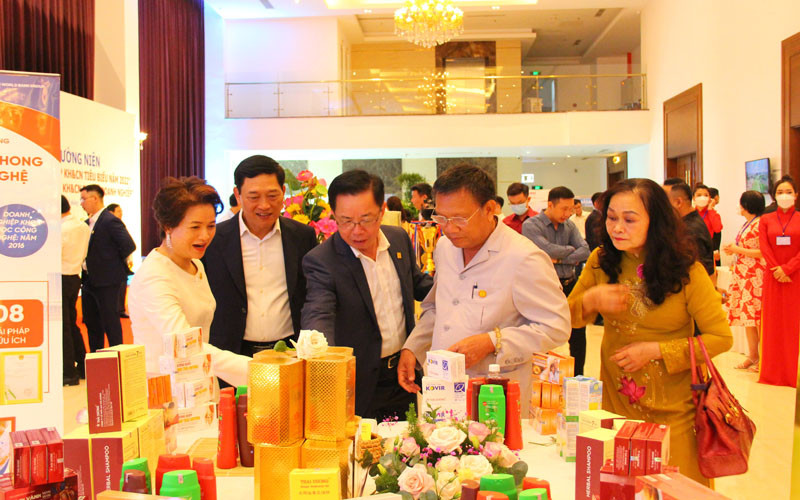 Các đại biểu tham quan các sản phẩm của các doanh nghiệp khoa học và công nghệ được trưng bày tại hội nghị. Vinh danh các doanh nghiệp khoa học và công nghệ tiêu biểu -0