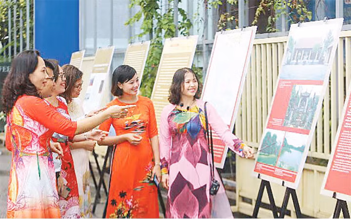 Khách tham quan tìm hiểu những tư liệu, hình ảnh về cuộc đời, sự nghiệp của Ngô Quyền tại Hoàng thành Thăng Long.