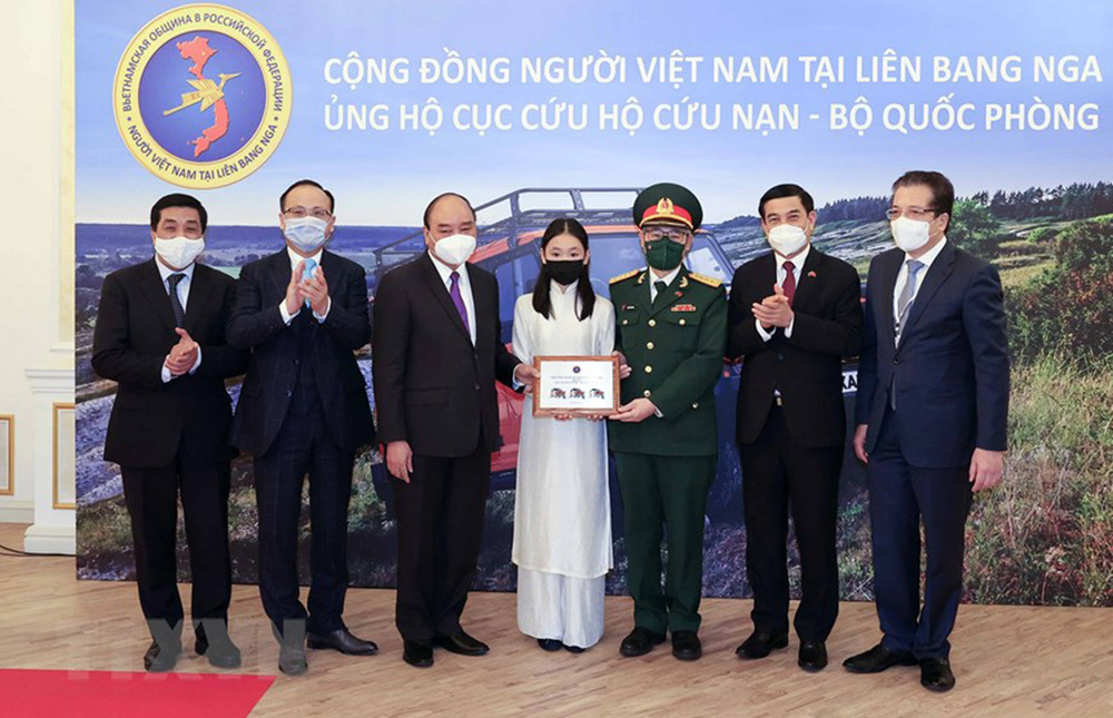 Chủ tịch nước Nguyễn Xuân Phúc chứng kiến lễ trao tặng ô-tô của cộng đồng Việt Nam tại Liên bang Nga cho Cục cứu nạn cứu hộ-Bộ Quốc phòng. (Ảnh: Thống Nhất/TTXVN) Hình ảnh Chủ tịch nước Nguyễn Xuân Phúc gặp gỡ đại diện cộng đồng Việt Nam tại Nga -0