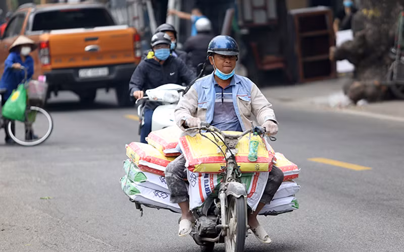 Xe máy “đồng nát” tung hoành trên đường phố Hà Nội -6