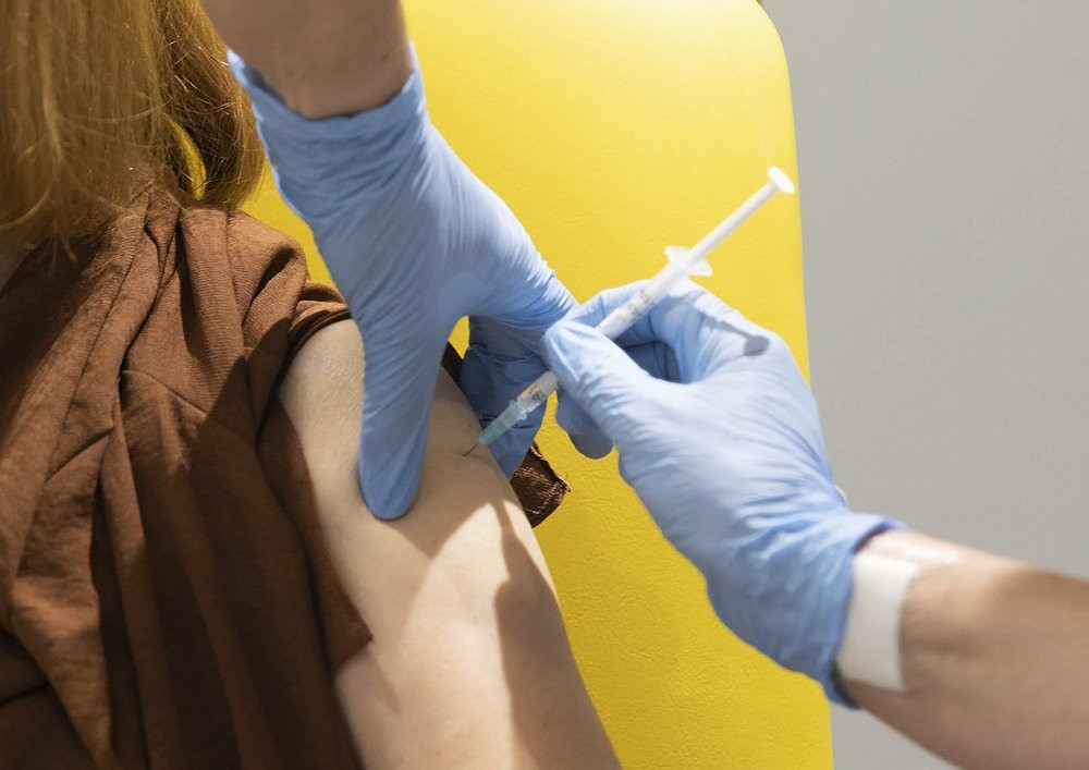 Một tình nguyện viên được tiêm vaccine Covid-19 do AstraZeneca và Đại học Oxford phát triển. Ảnh: Đại học Oxford qua AP. Tạp chí Lancet: Vaccine Covid-19 của Oxford hiệu quả 70% -0