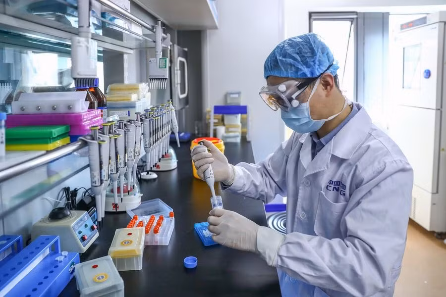Một nhân viên kiểm tra mẫu vaccine Covid-19 tại nhà máy sản xuất vaccine của Tập đoàn Dược phẩm Quốc gia Trung Quốc (Sinopharm) ở Bắc Kinh, Trung Quốc ngày 11-4-2020. Ảnh: Tân Hoa Xã.