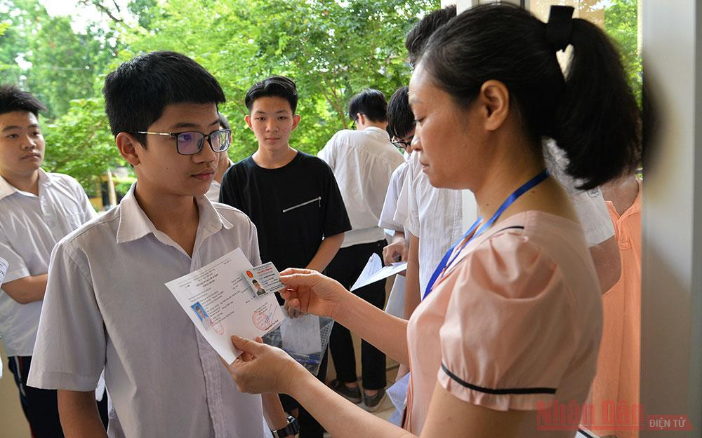 Công tác gọi thí sinh vào phòng, đối chiếu thông tin được tiến hành chặt chẽ nhằm tránh các tình huống tiêu cực. 4-1595064677054.jpg
