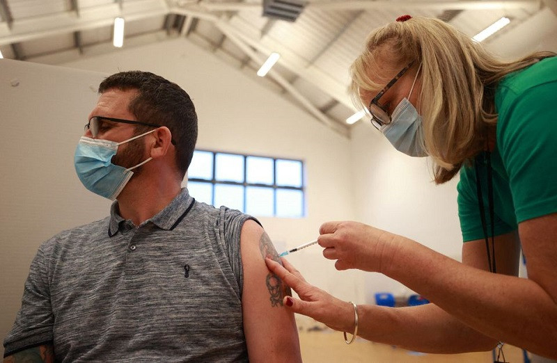 Tiêm vaccine phòng Covid-19 tại Trung tâm Cộng đồng Sovereign Harbour trong ngày Giáng sinh ở Eastbourne, Anh, ngày 25/12/2021. (Ảnh: Reuters). Lây nhiễm Covid-19 ở Tây Ban Nha tăng vọt sau kỳ nghỉ Giáng sinh -0
