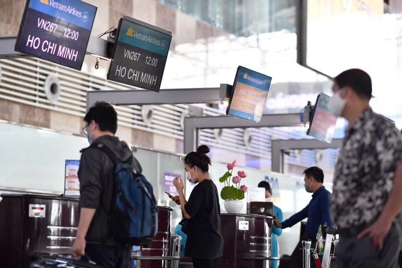 Trong dịp cao điểm, hành khách nên làm thủ tục trước chuyến bay qua website, ứng dụng di động của các hãng.