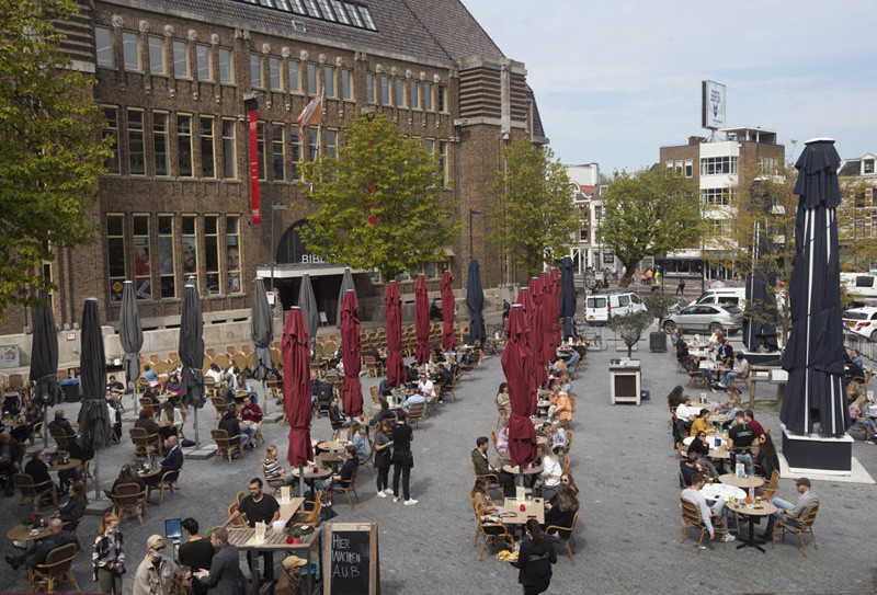 Một quán cà phê sân thượng ở Utrecht hôm 28-4 chật kín chỗ ngồi ngoài trời khi Chính phủ Hà Lan nới lỏng các biện pháp hạn chế nhằm ngăn chặn sự lây nhiễm Covid-19. Hà Lan trở thành quốc gia châu Âu mới nhất bắt đầu thận trọng nới lỏng phong tỏa ngay cả khi tỷ lệ lây nhiễm và tỷ lệ bệnh nhân Covid-19 phải chăm sóc đặc biệt vẫn ở mức cao. (Ảnh: AP) Nỗ lực hồi sinh du lịch, EU đề xuất nới lỏng hạn chế nhập cảnh -0