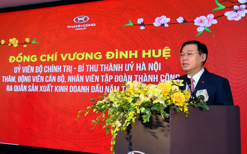 Đồng chí Vương Đình Huệ, Ủy viên Bộ Chính trị, Bí thư Thành ủy phát biểu đông viên cán bộ, nhân viên Tập đoàn Thành Công nhân dịp đầu xuân Tân Sửu.