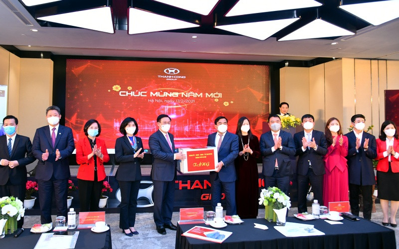 Bí thư Thành ủy Vương Đình Huệ cùng các đồng chí lãnh đạo thành phố tặng quà cán bộ, người lao động Tập đoàn Thành Công. Hà Nội tạo điều kiện cho doanh nghiệp thực hiện tốt “nhiệm vụ kép” -0