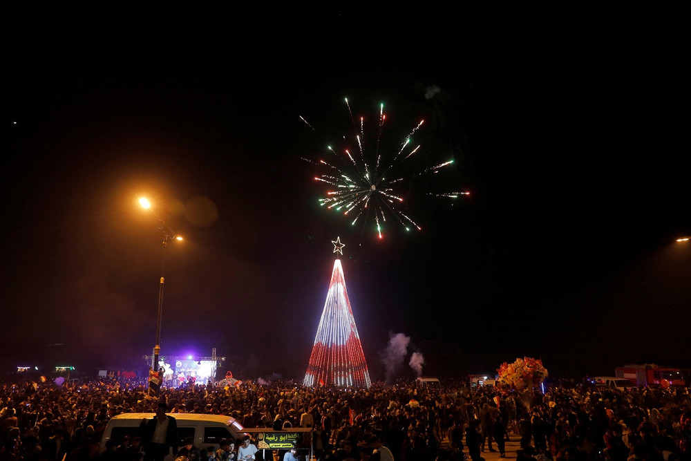 Tập trung đón năm mới ở Mosul, Iraq. (Ảnh: Reuters) Thế giới chào năm mới 2022 trong bối cảnh thắt chặt quy định phòng, chống dịch Covid-19 -0