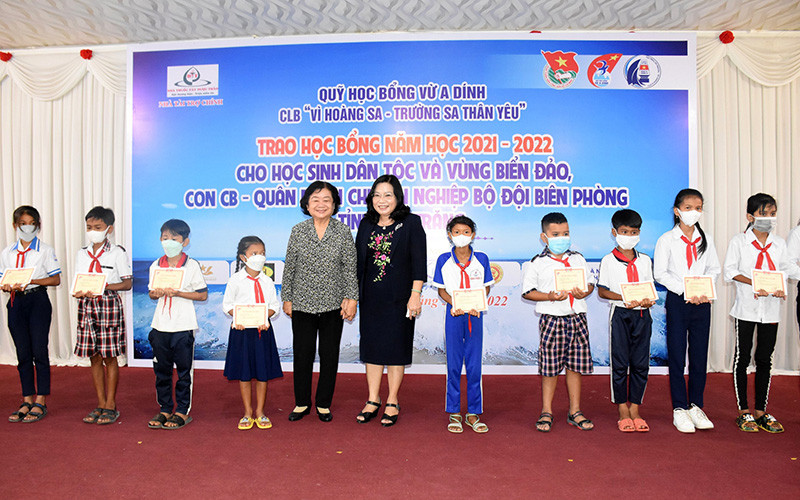 Đồng chí Trương Mỹ Hoa, Nguyên Bí thư Trung ương Đảng, nguyên Phó Chủ tịch nước và đồng chí Hồ Thị Cẩm Đào, Phó Bí thư Thường trực Tỉnh ủy Sóc Trăng trao học bổng cho các em học sinh.