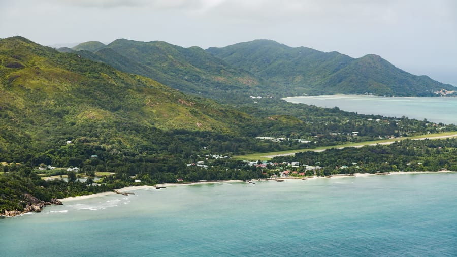Sân bay đảo Praslin Island, Seychelles ở vị trí thứ tám. (Ảnh: CNN) 10 sân bay có phong cảnh đường băng đẹp nhất thế giới -1