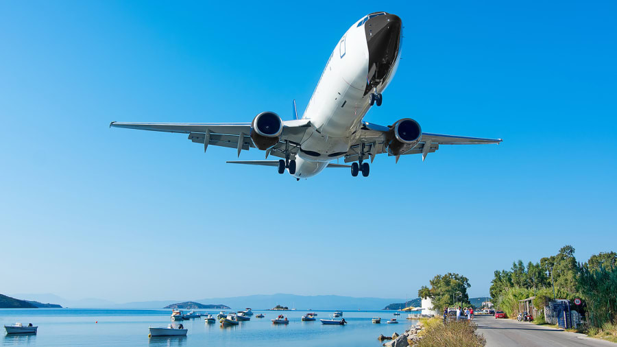Sân bay Skiathos (Alexandros Papadiamantis), Hy Lạp ở vị trí thứ ba. (Ảnh: CNN) 10 sân bay có phong cảnh đường băng đẹp nhất thế giới -0