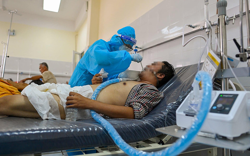 Các nữ điều dưỡng không chỉ chăm sóc y tế mà còn như người thân của người bệnh, chăm từng bữa ăn, giấc ngủ. “Người nhà” đặc biệt tại những ngôi nhà dã chiến -0