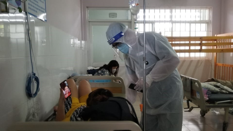 Bác sĩ ân cần hỏi thăm bệnh nhân mỗi ngày tại Bệnh viện thành phố Thủ Đức. “Người nhà” đặc biệt tại những ngôi nhà dã chiến -0