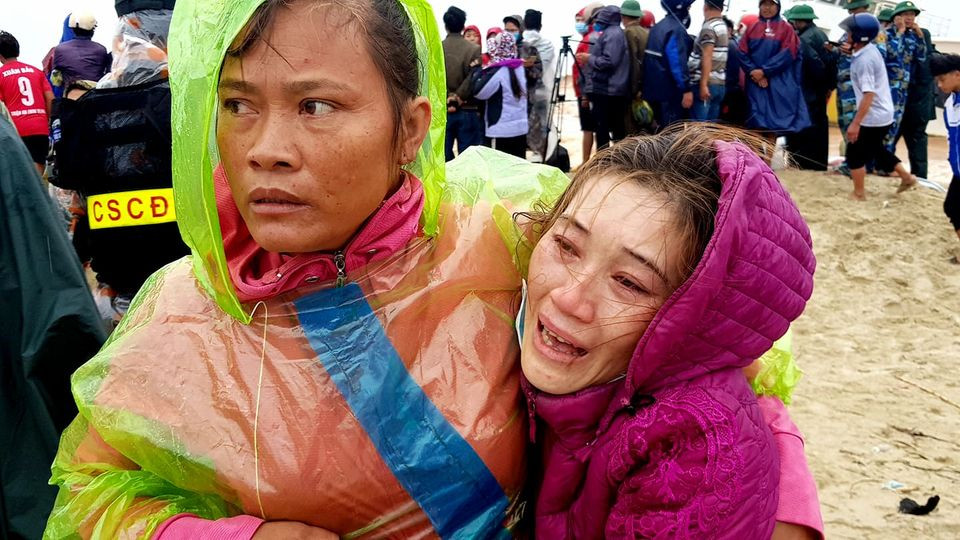 Nước mắt người thân các thuyền viên đang đợi chờ trên bờ biển. Tiếp tục cứu chín người mắc kẹt trên tàu Vietship 01 -0