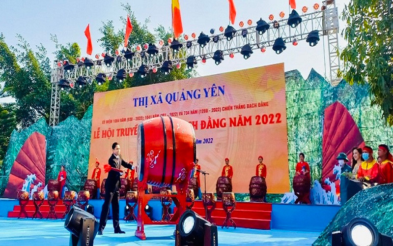 Lãnh đạo thị xã Quảng Yên gióng trống khai Hội truyền thống Bạch Đằng năm 2022.