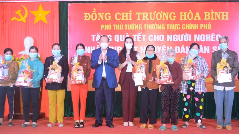Đồng chí Trần Thanh Mẫn tặng quà Tết gia đình chính sách, hộ nghèo tại tỉnh Hậu Giang -0