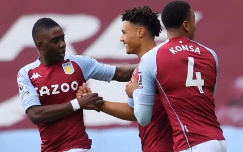 Các cầu thủ Aston Villa mừng bàn thắng vào lưới Arsenal.