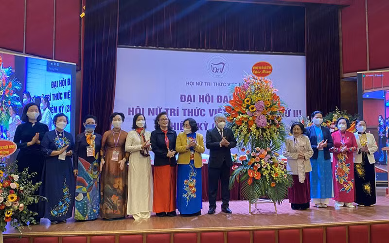 Đồng chí Đỗ Văn Chiến, Bí thư Trung ương Đảng, Chủ tịch Ủy ban Trung ương Mặt trận Tổ quốc Việt Nam tặng hoa chúc mừng Đại hội.