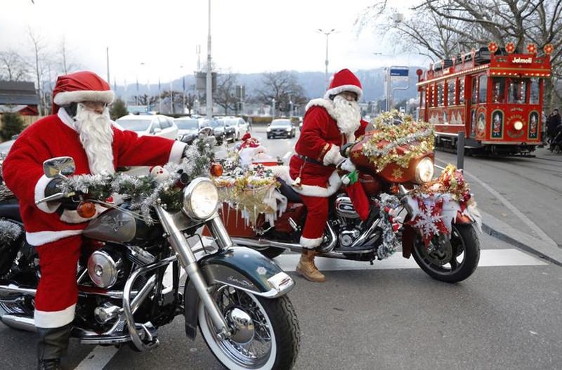 Ông già Noel điều khiển xe phân khối lớn trên quảng trường Bellevue tại thành phố Zurich, Thụy Sĩ. Noel -0
