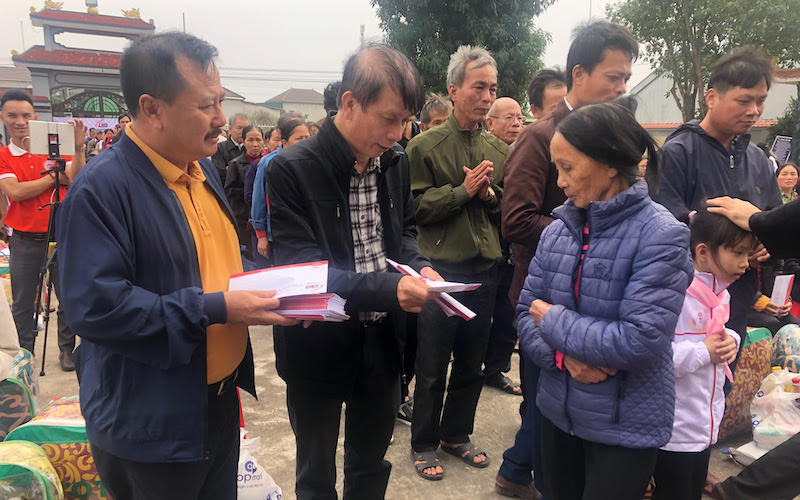 Trao quà cho bà con xã Cẩm Thạch, trưa 14-11. Khuyến cáo dân Lý Sơn không ra khỏi nhà từ 12 giờ trưa nay -0