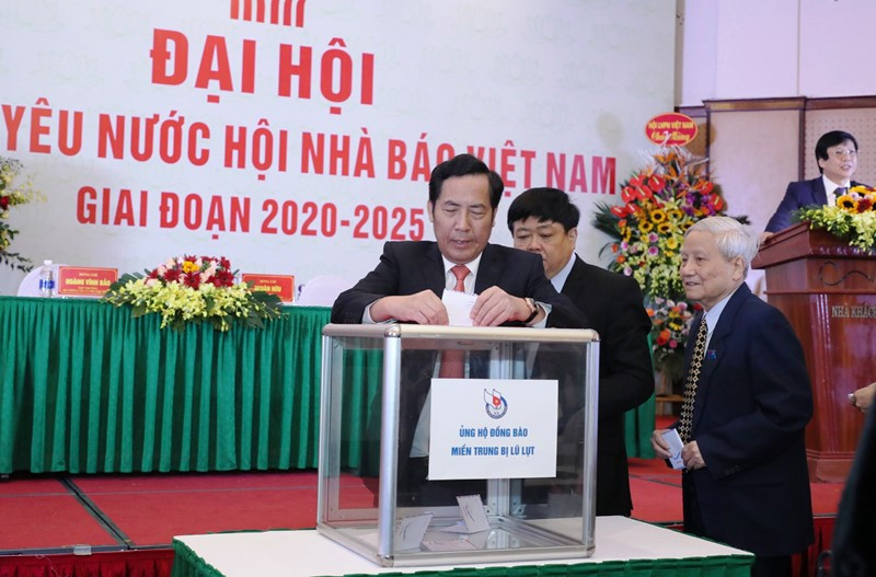 Các đại biểu quyên góp, ủng hộ đồng bào miền trung bị lũ lụt. Thi đua xây dựng tổ chức Hội Nhà báo Việt Nam vững mạnh -0