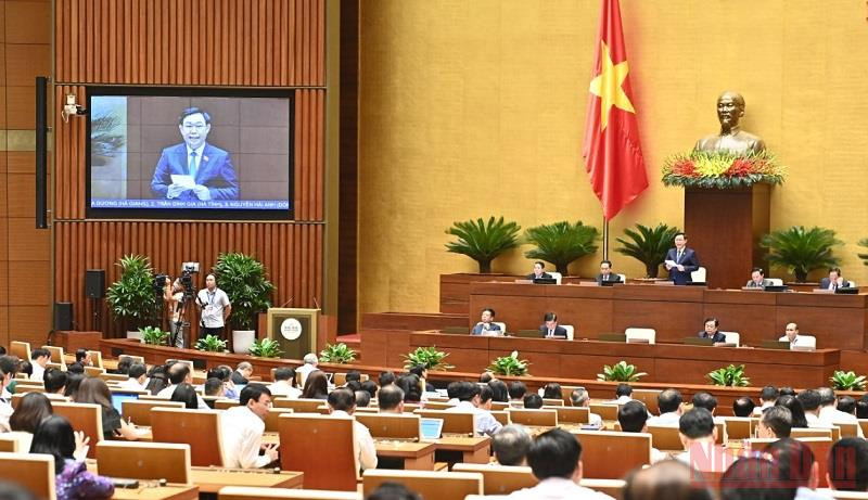 Chủ tịch Quốc hội Vương Đình Huệ phát biểu tại hội trường sáng 8/6. (Ảnh: LINH KHOA) Chủ tịch Quốc hội: Bộ trưởng Lê Minh Hoan trả lời bao quát các vấn đề, gợi mở nhiều định hướng lớn -0