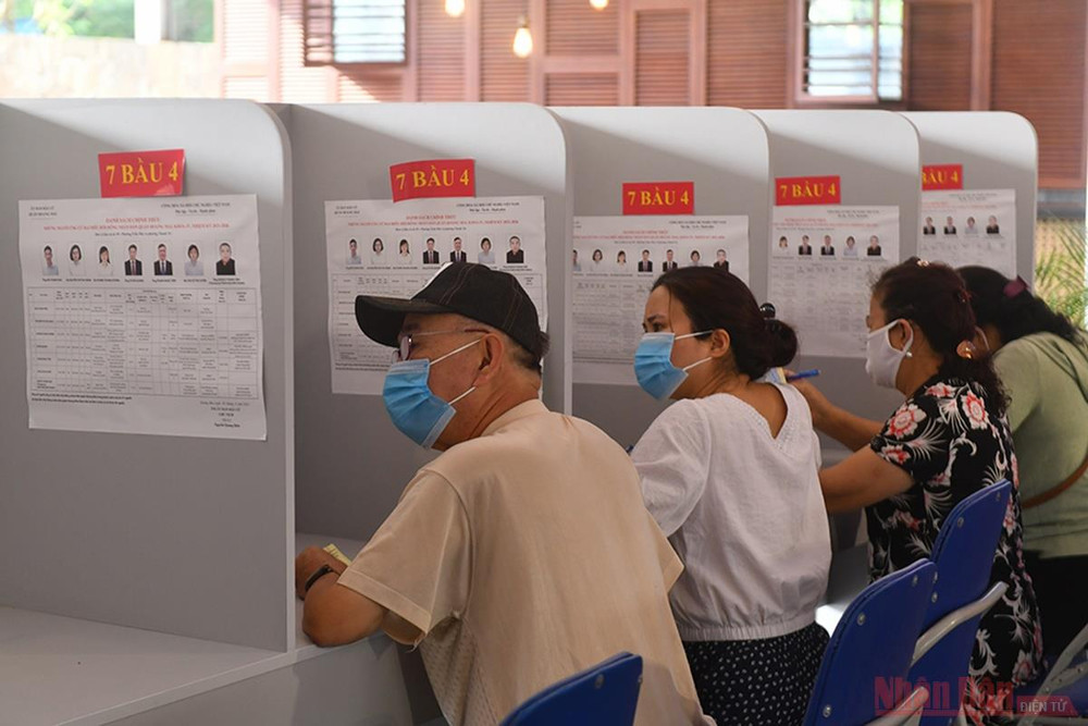 Các cử tri thực hiện quyền công dân tại khu vực bỏ phiếu số 5, phường Trần Phú, quận Hoàng Mai. Ảnh: Thủy Nguyên Người dân Thủ đô trong “Ngày hội non sông” -1