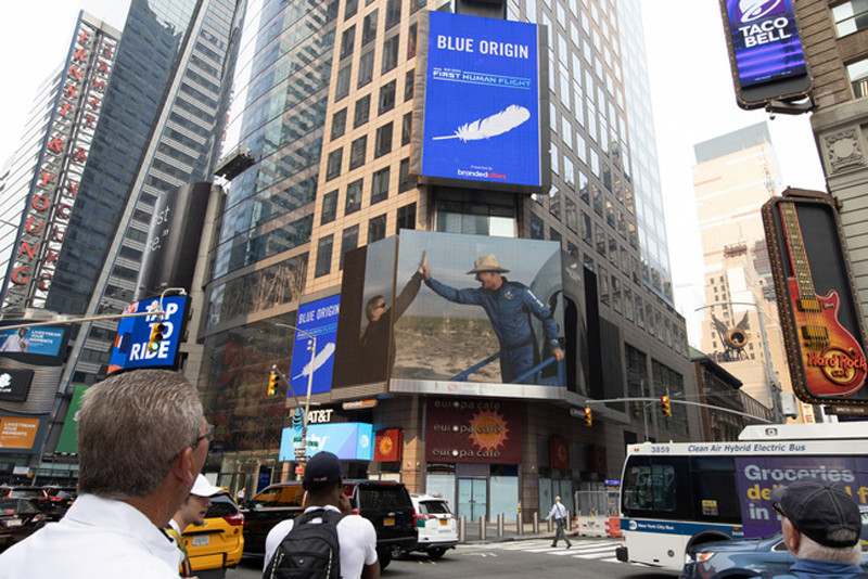 Người dân New York theo dõi tỷ phú Bezos hạ cánh an toàn sau chuyến du lịch không gian đầu tiên (Ảnh: REUTERS) Năm 2021: Những dấu mốc khiến du lịch không gian không chỉ là viễn tưởng -0