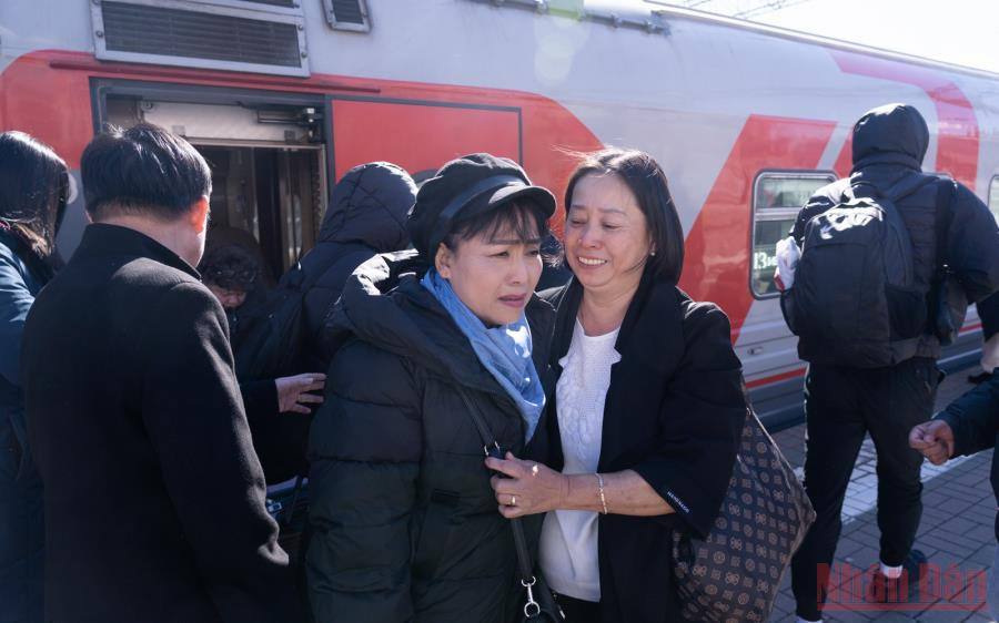 Giây phút gặp gỡ tại ga tàu. (Ảnh: Thanh Thể) Hỗ trợ công dân Việt Nam sơ tán từ Mariupol (Ukraine) mau chóng hồi hương -0